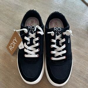 Roxy 6 youth/girls  Black and White Classic Sneakers nwt